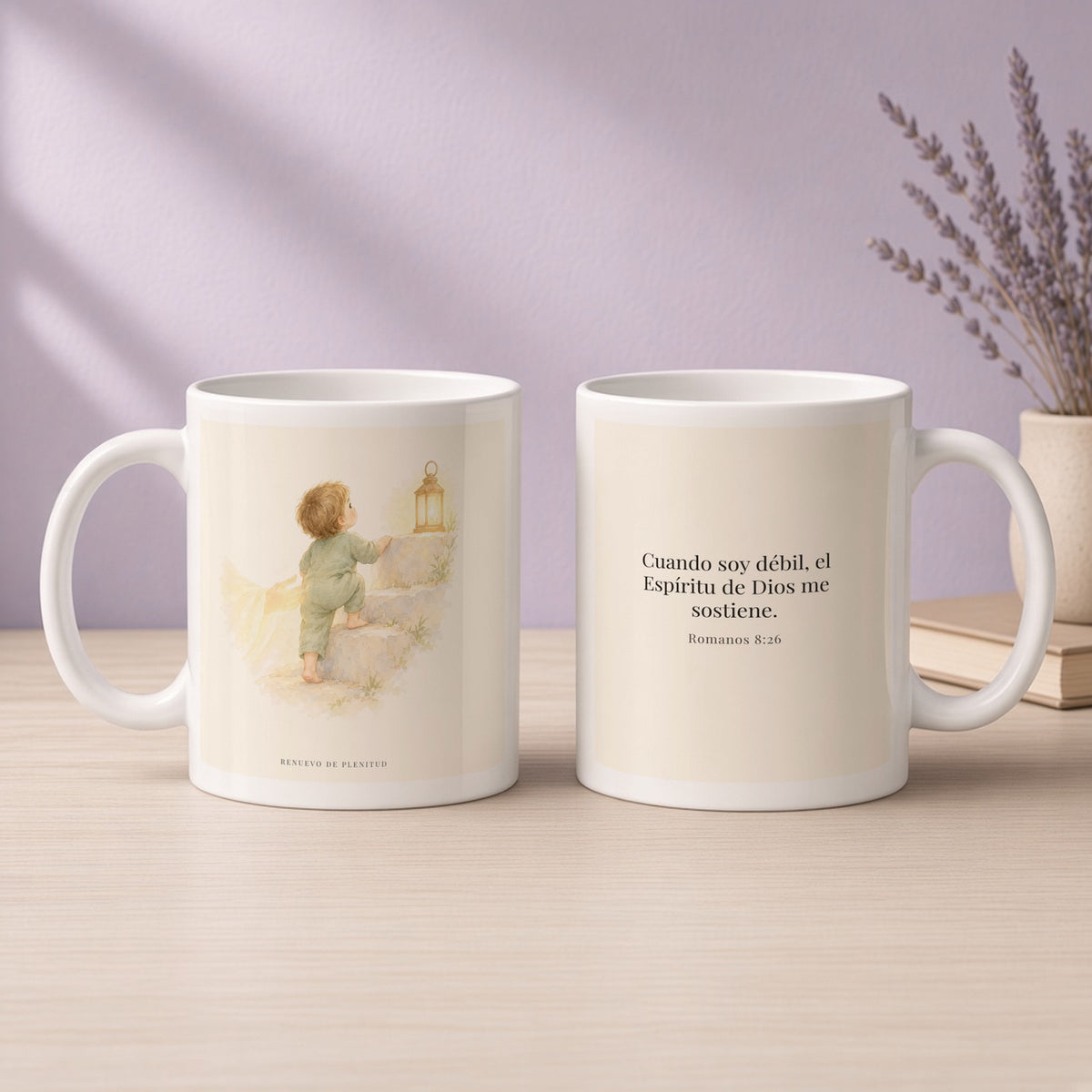 El Espíritu me ayuda en mi debilidad | Taza devocional ilustrada | Romanos 8:26 — 11oz · Devocional lavanda, arte y frase devocional en dos tazas