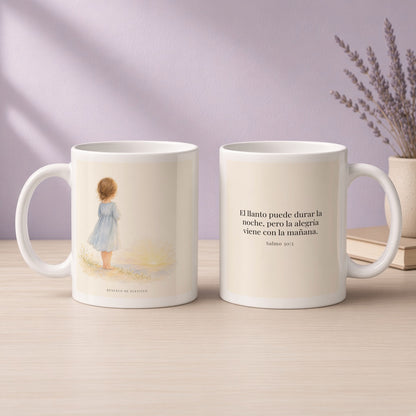 Al llanto le sigue la alegría | Taza de fe para cada mañana | Salmo 30:5 — 11oz · Devocional lavanda, arte y frase devocional en dos tazas