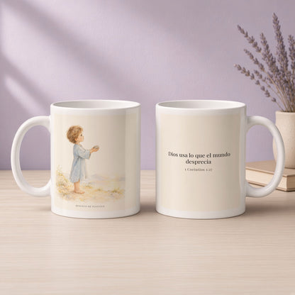 Dios usa lo que el mundo desprecia | Taza cristiana en dos tamaños | 1 Corintios 1:27 — 11oz · Devocional lavanda, arte y frase devocional en dos tazas