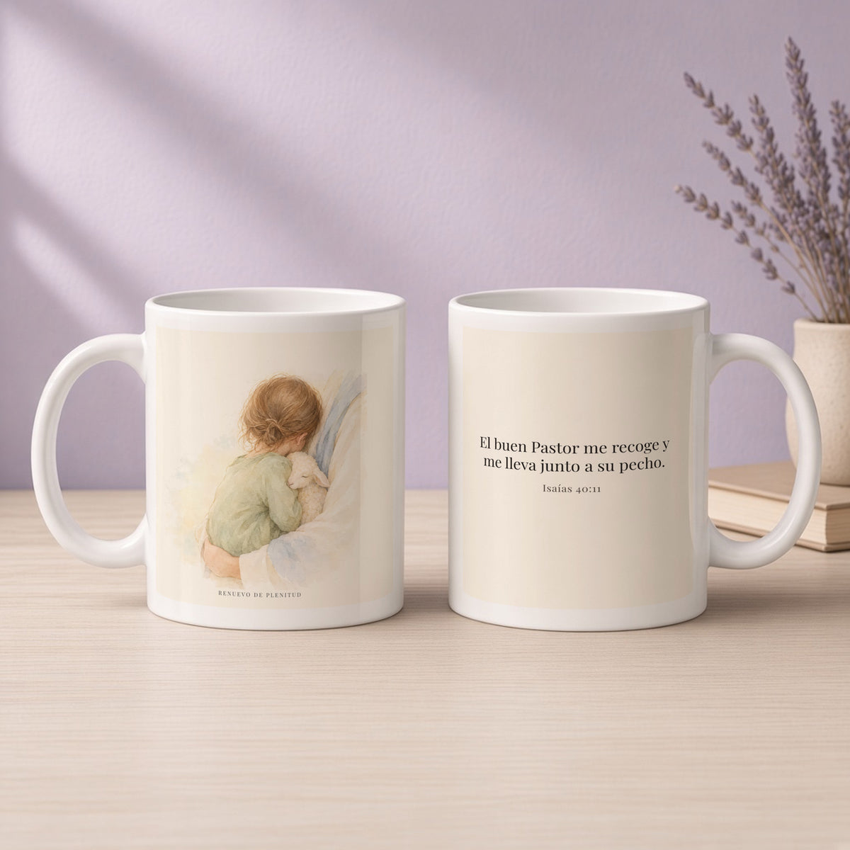 El buen Pastor me lleva junto a su corazón | Taza cristiana para regalar | Isaías 40:11 — 11oz · Devocional lavanda, arte y frase devocional en dos tazas