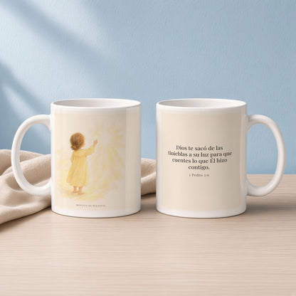 Para que anuncies las maravillas de Dios | Taza devocional ilustrada | 1 Pedro 2:9 — 11oz · Lectura azul sereno, arte y frase devocional en dos tazas