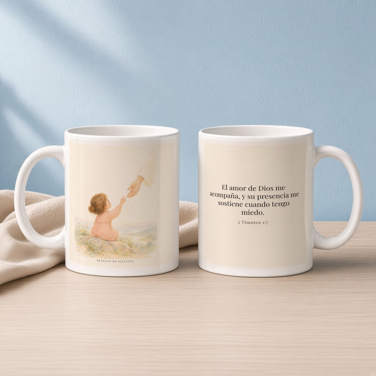 Dios está conmigo y no me suelta | Taza bíblica para café | 2 Timoteo 1:7 — 11oz · Lectura azul sereno, arte y frase devocional en dos tazas
