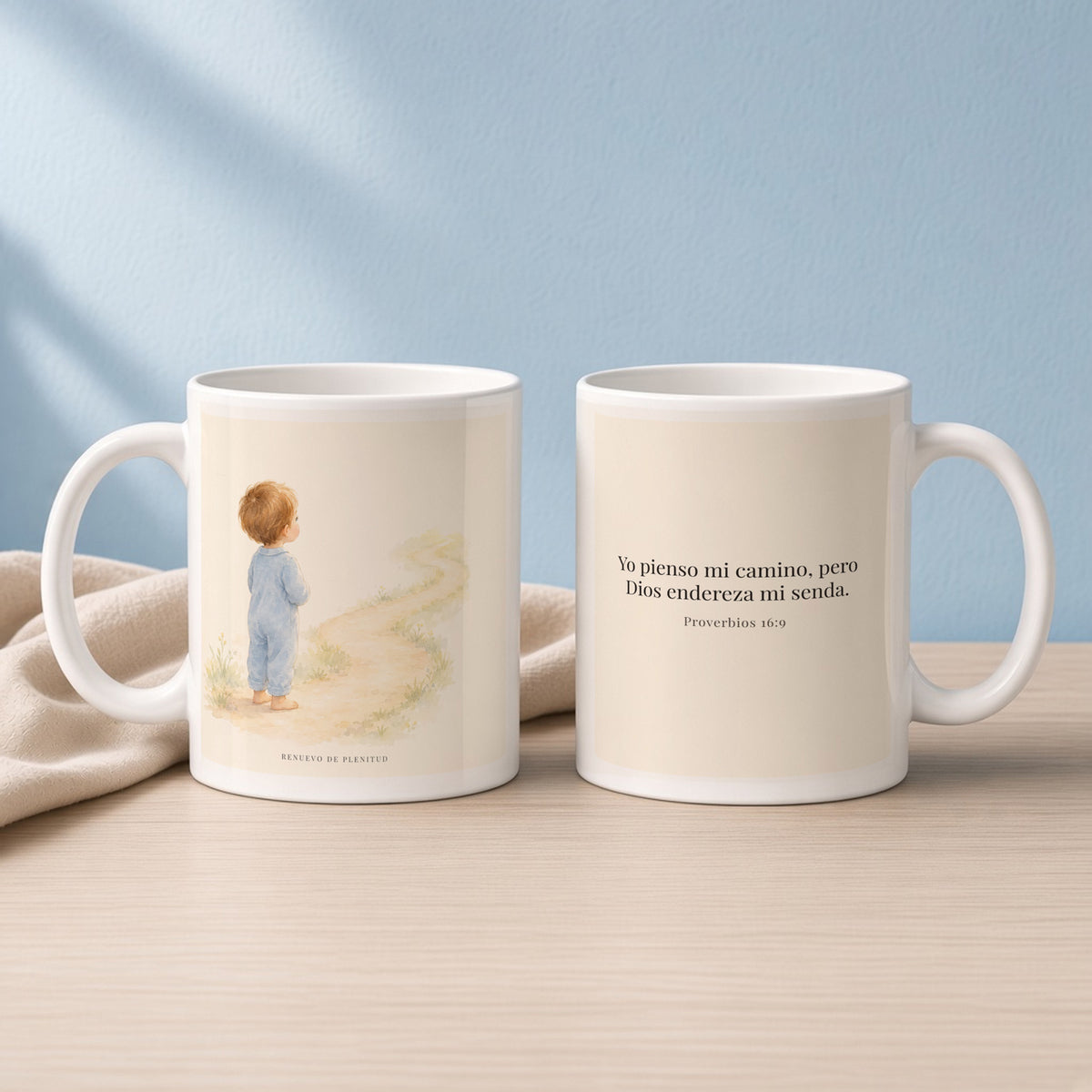 El corazón del hombre piensa, Dios endereza | Taza con arte cristiano | Proverbios 16:9 — 11oz · Lectura azul sereno, arte y frase devocional en dos tazas