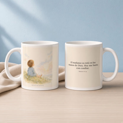 El mañana ya está en las manos de Dios | Taza de fe para cada mañana | Mateo 6:34 — 11oz · Lectura azul sereno, arte y frase devocional en dos tazas