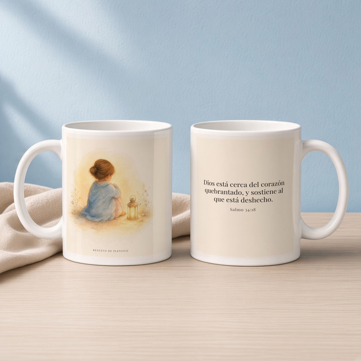 Dios está cerca del corazón quebrantado | Taza devocional ilustrada | Salmo 34:18 — 11oz · Lectura azul sereno, arte y frase devocional en dos tazas