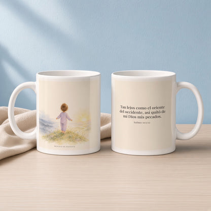 Cuan lejos está el oriente del occidente | Taza devocional ilustrada | Salmo 103:12 — 11oz · Lectura azul sereno, arte y frase devocional en dos tazas