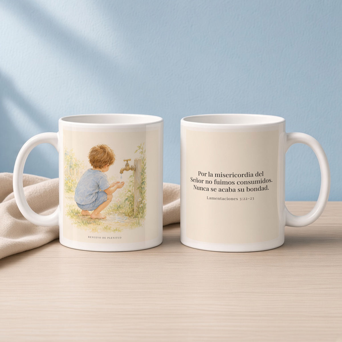 Nunca se acaba la misericordia de Dios | Taza devocional ilustrada | Lamentaciones 3:22-23 — 11oz · Lectura azul sereno, arte y frase devocional en dos tazas