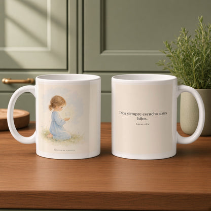 Dios siempre escucha a sus hijos | Taza cristiana en dos tamaños | Lucas 18:1 — 11oz · Cocina verde salvia, arte y frase devocional en dos tazas