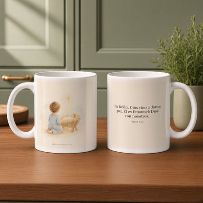 En Belén, Dios vino a darme paz | Taza bíblica de cerámica | Lucas 2:14 — 11oz · Cocina verde salvia, arte y frase devocional en dos tazas