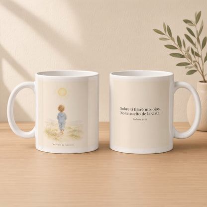 Mis ojos están puestos en ti | Taza devocional ilustrada | Salmo 32:8 — 11oz · Estudio crema cálido, arte y frase devocional en dos tazas