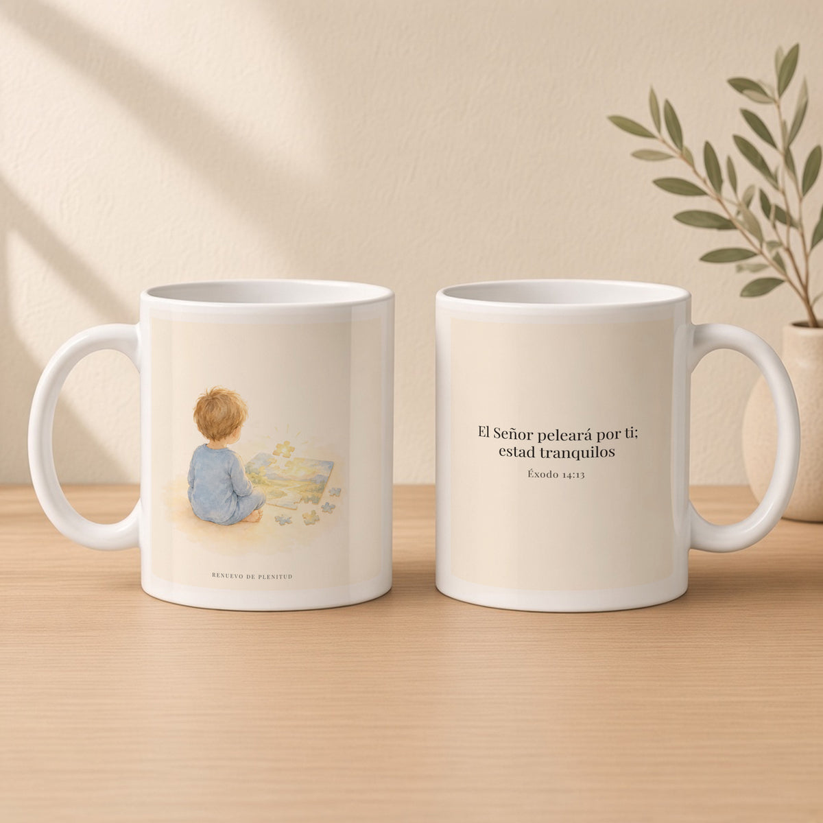 Jehová peleará por ti | Taza con arte cristiano | Éxodo 14:13 — 11oz · Estudio crema cálido, arte y frase devocional en dos tazas
