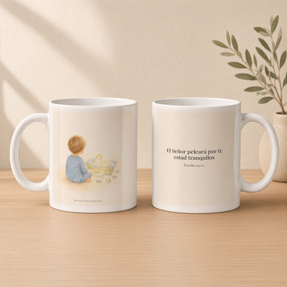 Jehová peleará por ti | Taza con arte cristiano | Éxodo 14:13 — 11oz · Estudio crema cálido, arte y frase devocional en dos tazas