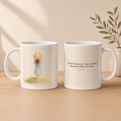 Soy hija amada de Dios | Taza con arte cristiano | 1 Juan 3:1 — 11oz · Estudio crema cálido, arte y frase devocional en dos tazas