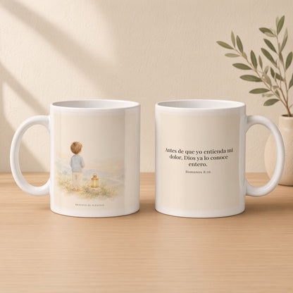 Dios conoce mi corazón mejor que yo mismo | Taza cristiana con frase devocional | Romanos 8:26 — 11oz · Estudio crema cálido, arte y frase devocional en dos tazas