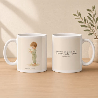 Dios está en medio de ti para salvarte | Taza de inspiración bíblica | Sofonías 3:17 — 11oz · Estudio crema cálido, arte y frase devocional en dos tazas