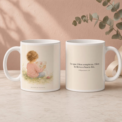 Dios lleva a buen fin la obra que empezó | Taza bíblica de cerámica | Filipenses 1:6 — 15oz · Regalo rosa empolvado, arte y frase devocional en dos tazas