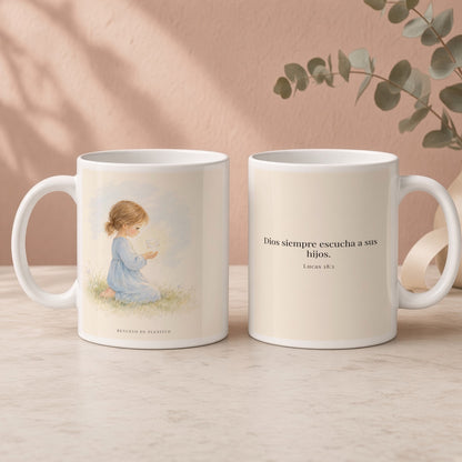 Dios siempre escucha a sus hijos | Taza cristiana en dos tamaños | Lucas 18:1 — 15oz · Regalo rosa empolvado, arte y frase devocional en dos tazas