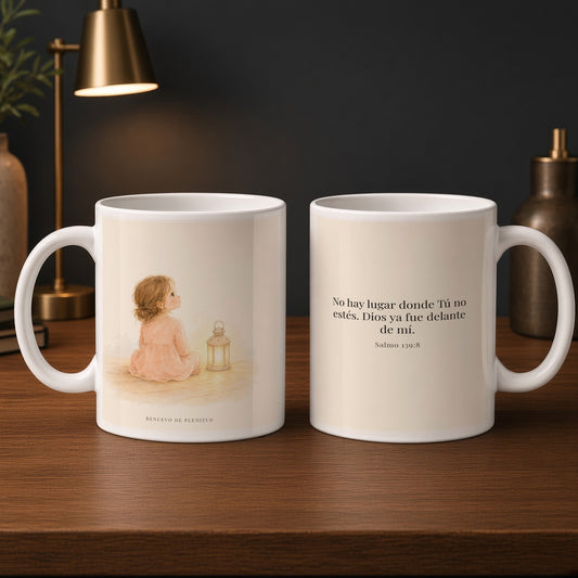 Si en las tinieblas me acuesto, allí estás Tú | Taza cristiana para regalar | Salmo 139:8 — 15oz · Estudio carbón, arte y frase devocional en dos tazas