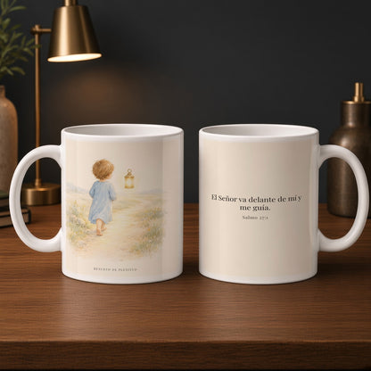 El Señor va delante de mí | Taza devocional de fe | Salmo 27:1 — 15oz · Estudio carbón, arte y frase devocional en dos tazas
