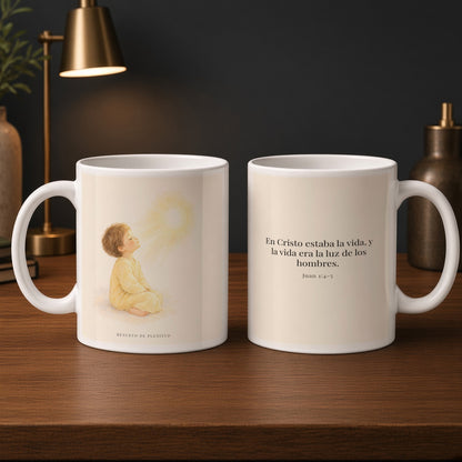 En Cristo está la vida que ilumina a todos | Taza bíblica de cerámica | Juan 1:4-5 — 15oz · Estudio carbón, arte y frase devocional en dos tazas