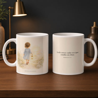 La fe crece cada vez que confío en Dios | Taza devocional de fe | Hebreos 11:1 — 15oz · Estudio carbón, arte y frase devocional en dos tazas