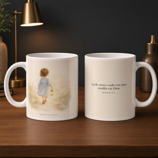 La fe crece cada vez que confío en Dios | Taza devocional de fe | Hebreos 11:1 — 15oz · Estudio carbón, arte y frase devocional en dos tazas