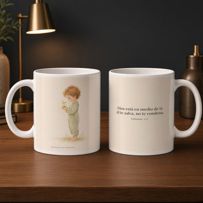 Dios está en medio de ti para salvarte | Taza de inspiración bíblica | Sofonías 3:17 — 15oz · Estudio carbón, arte y frase devocional en dos tazas