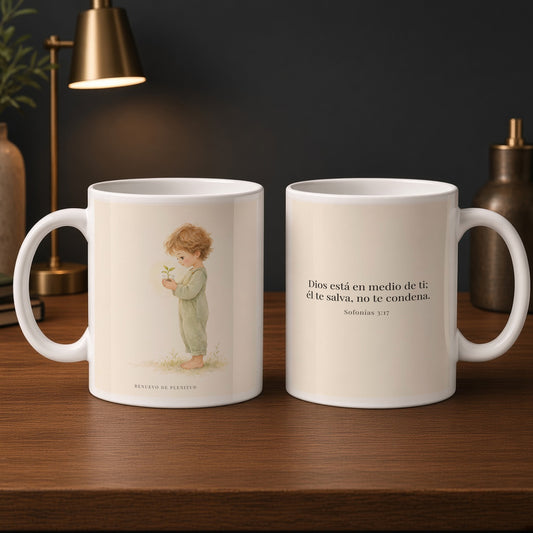 Dios está en medio de ti para salvarte | Taza de inspiración bíblica | Sofonías 3:17 — 15oz · Estudio carbón, arte y frase devocional en dos tazas