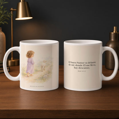 El buen Pastor va delante de mí | Taza de fe para cada mañana | Juan 10:27 — 15oz · Estudio carbón, arte y frase devocional en dos tazas