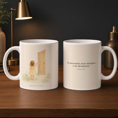 Es necesario orar siempre, y no desmayar | Taza devocional ilustrada | Lucas 18:1 — 15oz · Estudio carbón, arte y frase devocional en dos tazas