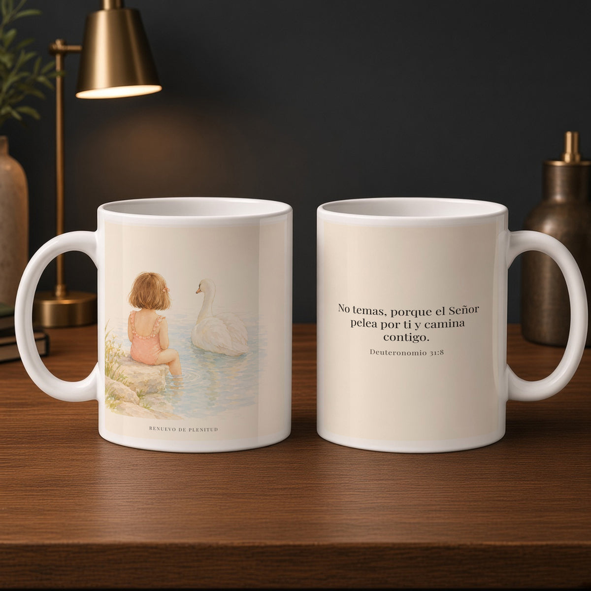El Señor no tiene miedo de lo que viene | Taza cristiana para regalar | Deuteronomio 31:8 — 15oz · Estudio carbón, arte y frase devocional en dos tazas