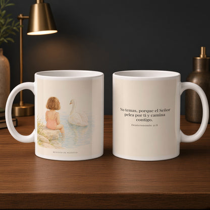 El Señor no tiene miedo de lo que viene | Taza cristiana para regalar | Deuteronomio 31:8 — 15oz · Estudio carbón, arte y frase devocional en dos tazas