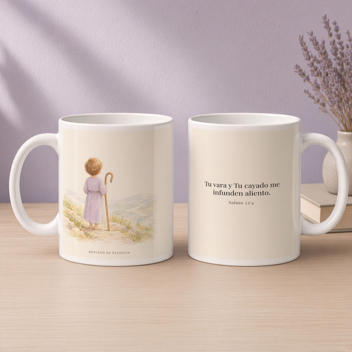 Tu vara y Tu cayado me infunden aliento | Taza devocional ilustrada | Salmo 23:4 — 15oz · Devocional lavanda, arte y frase devocional en dos tazas