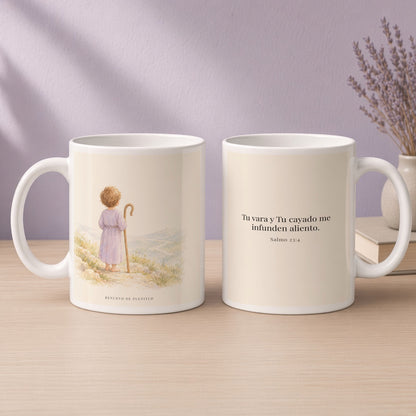Tu vara y Tu cayado me infunden aliento | Taza devocional ilustrada | Salmo 23:4 — 15oz · Devocional lavanda, arte y frase devocional en dos tazas