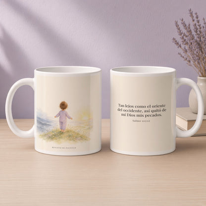 Cuan lejos está el oriente del occidente | Taza devocional ilustrada | Salmo 103:12 — 15oz · Devocional lavanda, arte y frase devocional en dos tazas