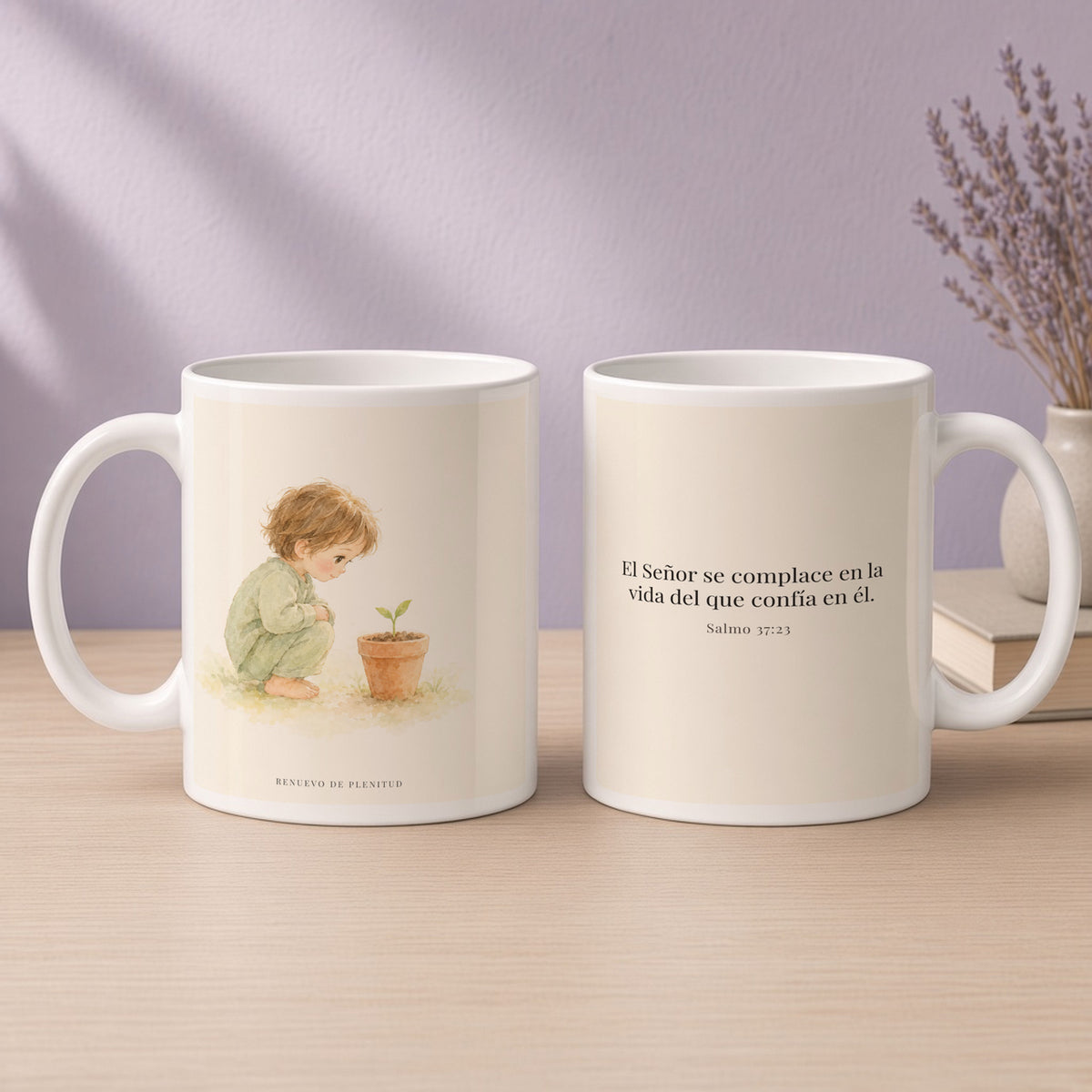 El Señor se agrada de los que esperan en él | Taza devocional de fe | Salmo 37:23 — 15oz · Devocional lavanda, arte y frase devocional en dos tazas