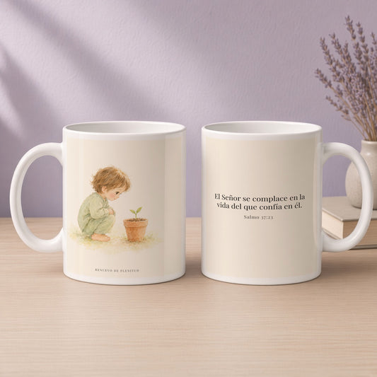 El Señor se agrada de los que esperan en él | Taza devocional de fe | Salmo 37:23 — 15oz · Devocional lavanda, arte y frase devocional en dos tazas