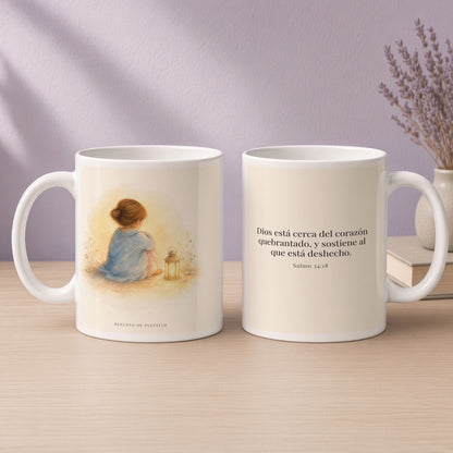 Dios está cerca del corazón quebrantado | Taza devocional ilustrada | Salmo 34:18 — 15oz · Devocional lavanda, arte y frase devocional en dos tazas
