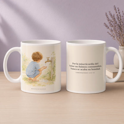 Nunca se acaba la misericordia de Dios | Taza devocional ilustrada | Lamentaciones 3:22-23 — 15oz · Devocional lavanda, arte y frase devocional en dos tazas