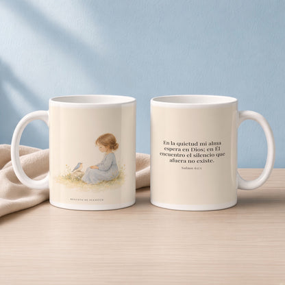 En la quietud, mi alma espera en Dios | Taza cristiana en dos tamaños | Salmo 62:1 — 15oz · Lectura azul sereno, arte y frase devocional en dos tazas