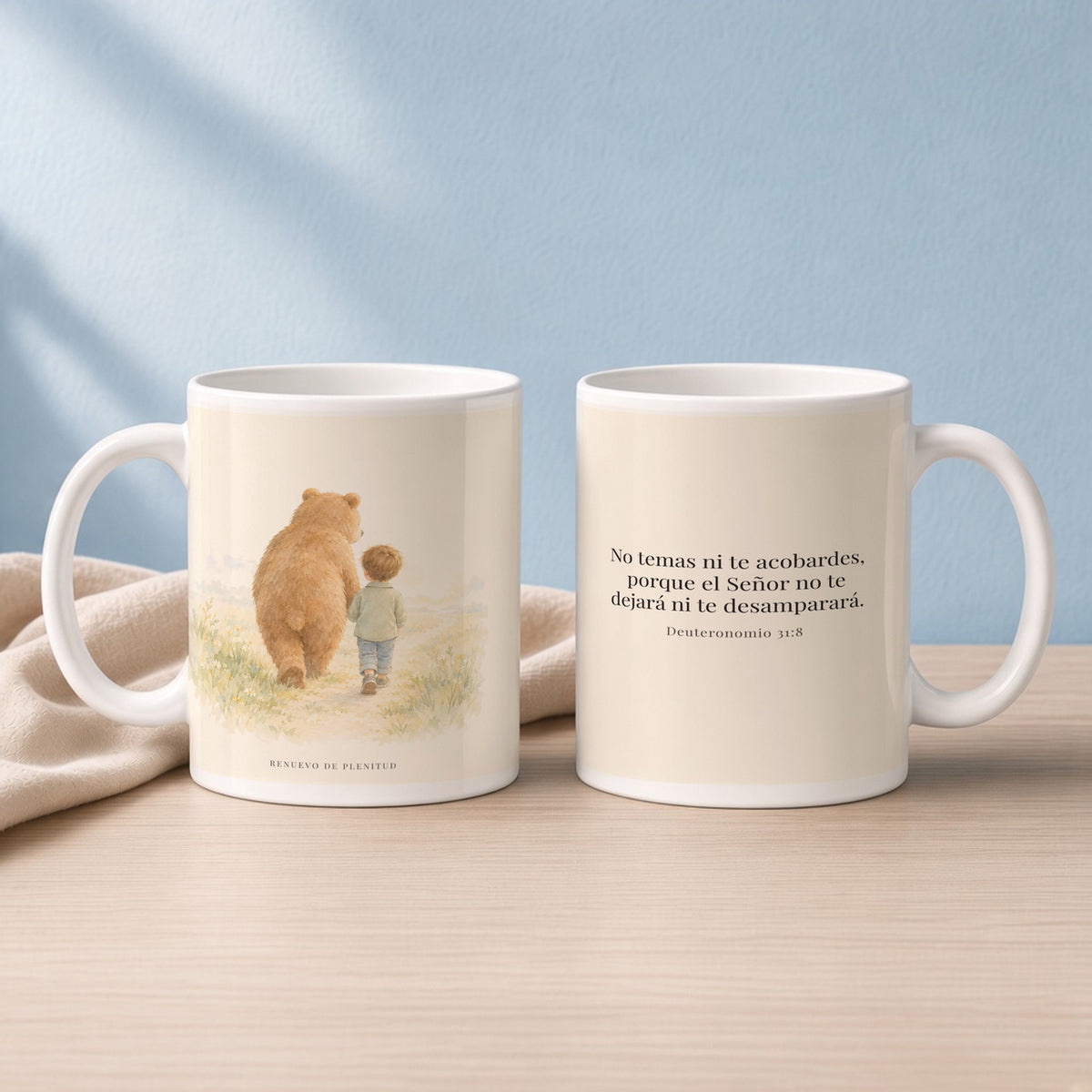 El Señor no te dejará solo | Taza cristiana en dos tamaños | Deuteronomio 31:8 — 15oz · Lectura azul sereno, arte y frase devocional en dos tazas