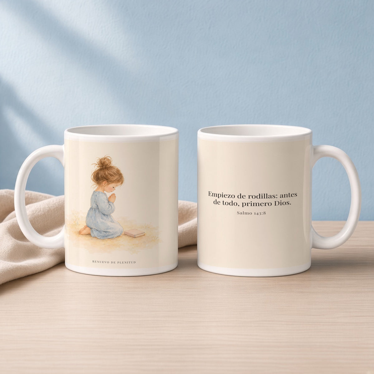 Empiezo el año de rodillas ante Dios | Taza devocional ilustrada | Salmo 143:8 — 15oz · Lectura azul sereno, arte y frase devocional en dos tazas