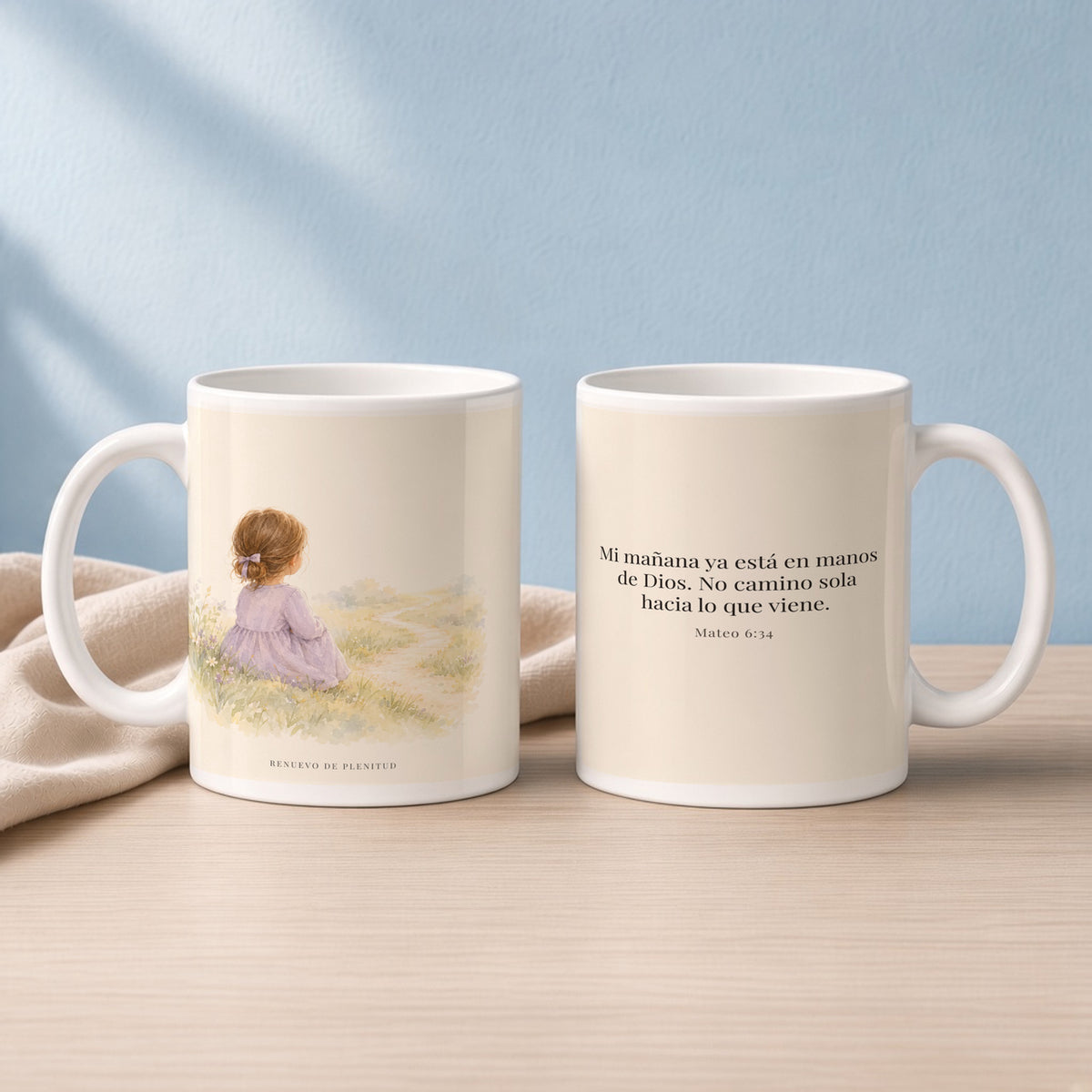 El Señor cuida del día que todavía no llega | Taza bíblica para café | Mateo 6:34 — 15oz · Lectura azul sereno, arte y frase devocional en dos tazas