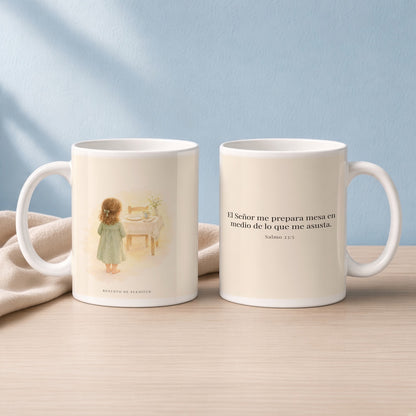 En mesa servida delante de mis angustias | Taza cristiana en dos tamaños | Salmo 23:5 — 15oz · Lectura azul sereno, arte y frase devocional en dos tazas