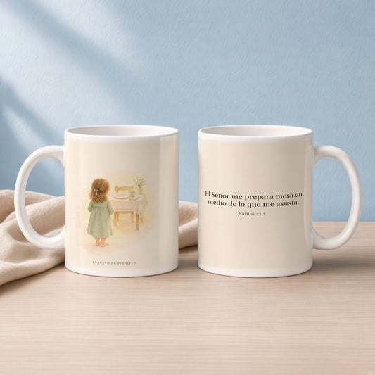 En mesa servida delante de mis angustias | Taza cristiana en dos tamaños | Salmo 23:5 — 15oz · Lectura azul sereno, arte y frase devocional en dos tazas