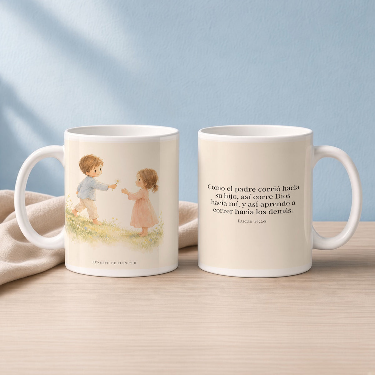 El Padre corre a mi encuentro | Taza con arte cristiano | Lucas 15:20 — 15oz · Lectura azul sereno, arte y frase devocional en dos tazas