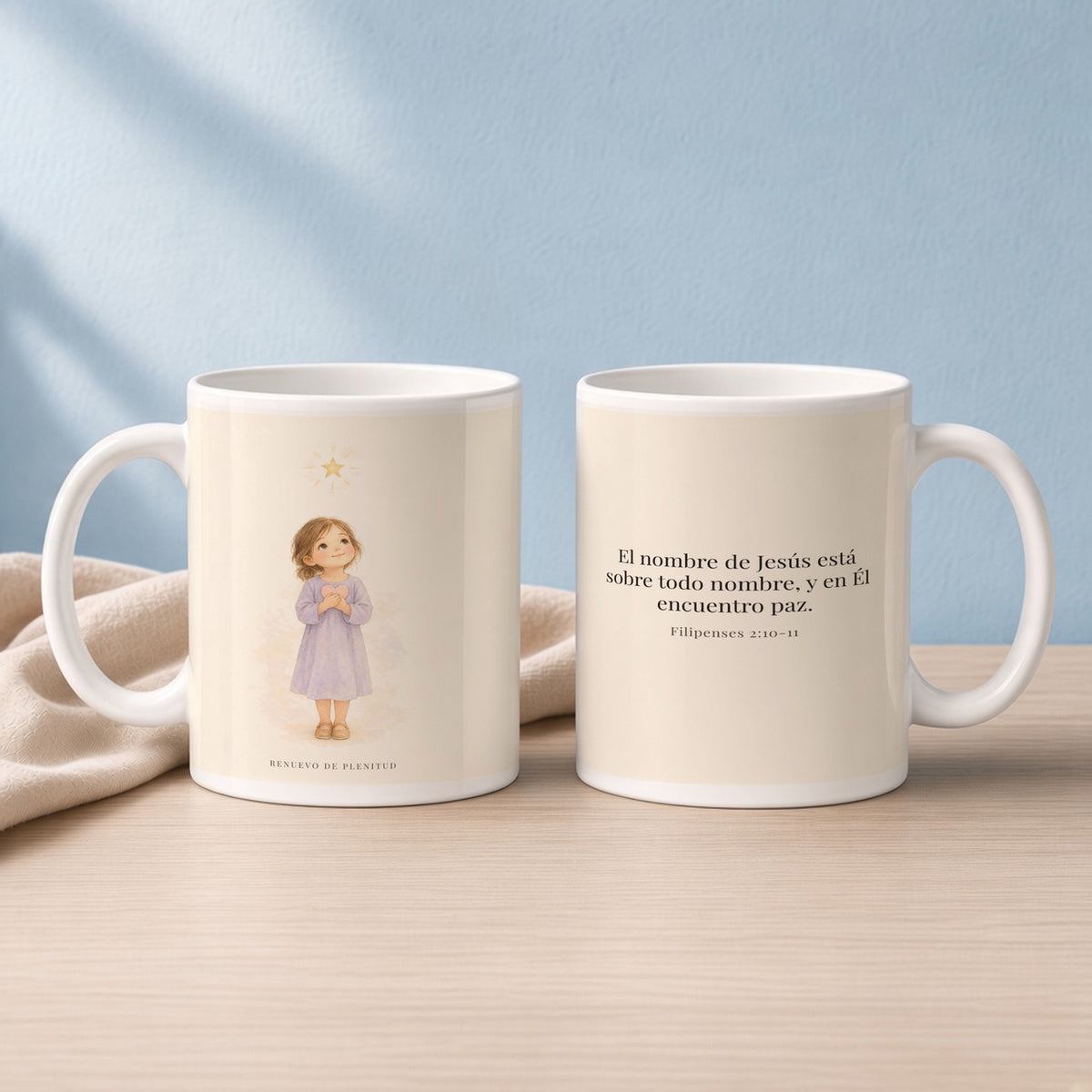 El nombre de Jesús está sobre todo nombre | Taza devocional ilustrada | Filipenses 2:10-11 — 15oz · Lectura azul sereno, arte y frase devocional en dos tazas