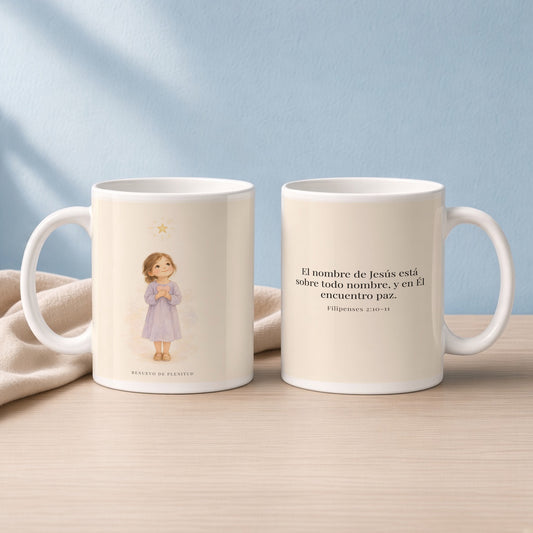 El nombre de Jesús está sobre todo nombre | Taza devocional ilustrada | Filipenses 2:10-11 — 15oz · Lectura azul sereno, arte y frase devocional en dos tazas