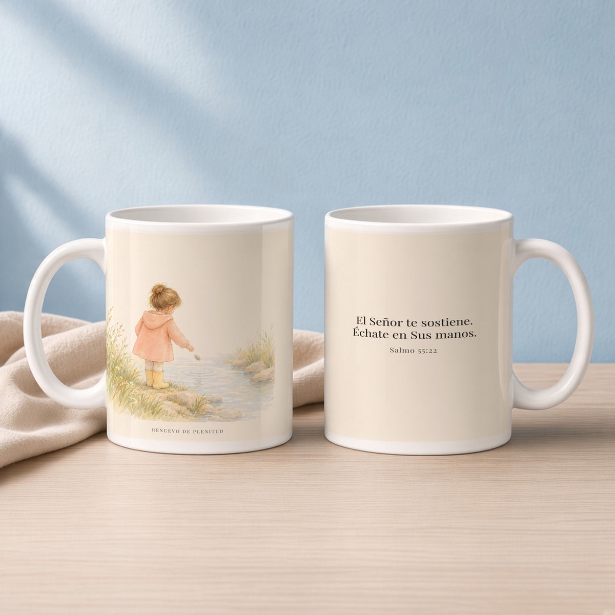 El Señor te sostiene | Taza cristiana para regalar | Salmo 55:22 — 15oz · Lectura azul sereno, arte y frase devocional en dos tazas