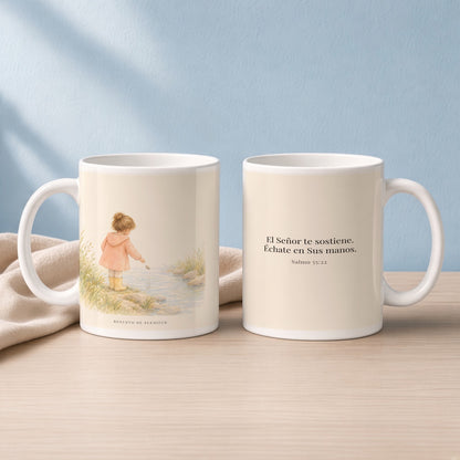 El Señor te sostiene | Taza cristiana para regalar | Salmo 55:22 — 15oz · Lectura azul sereno, arte y frase devocional en dos tazas